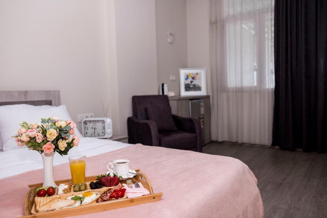Art Hotel バトゥーミ エクステリア 写真